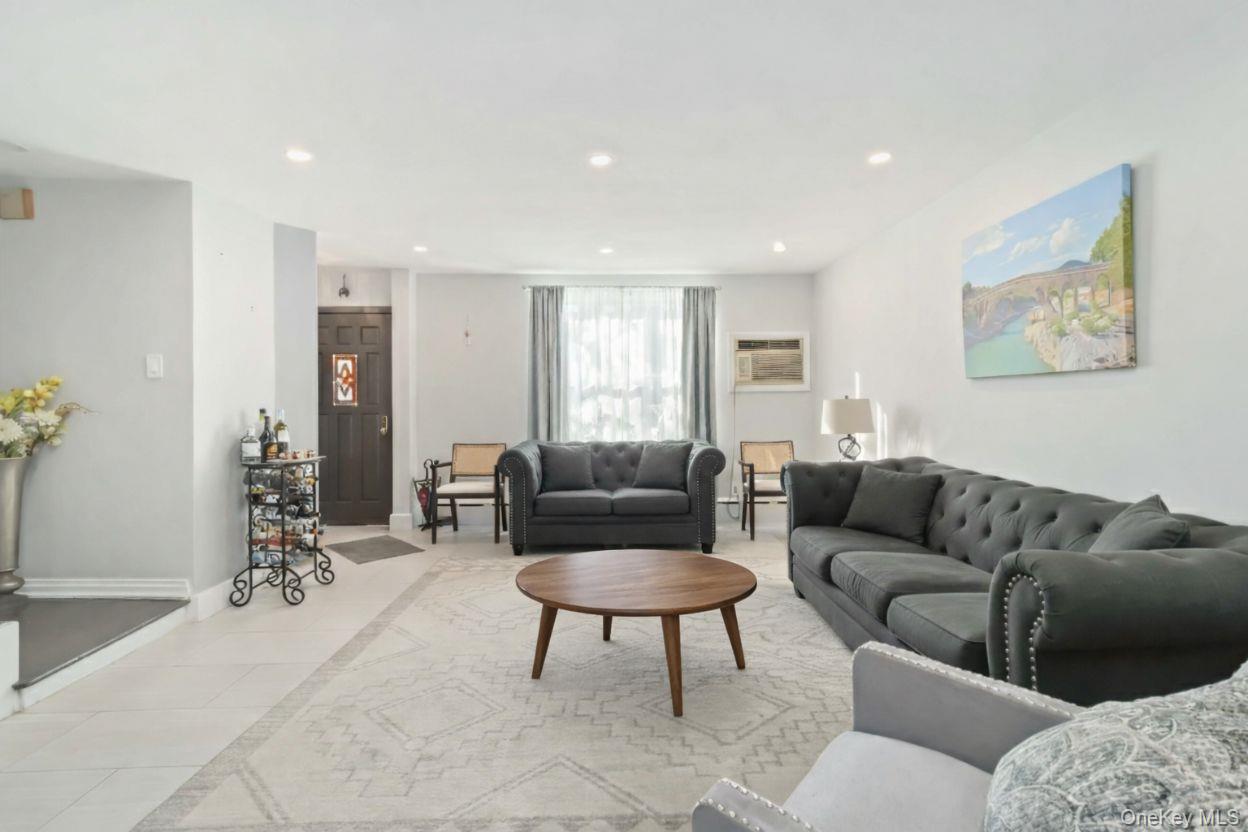 #3 photo, 21-45 80 Street, Куинс ‖ East Elmhurst , NY 11370