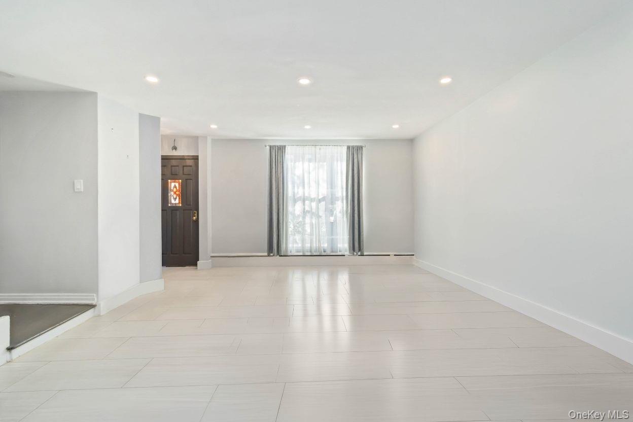 #6 photo, 21-45 80 Street, Куинс ‖ East Elmhurst , NY 11370