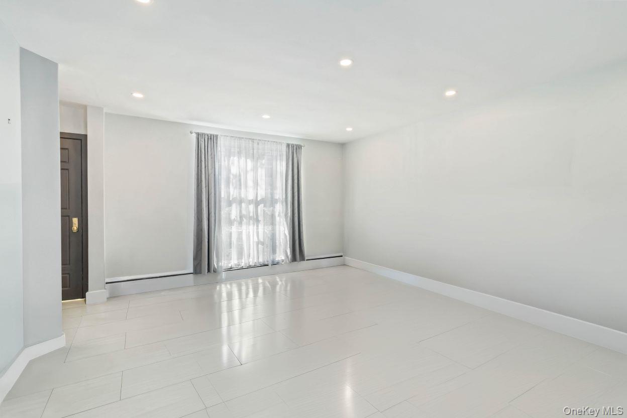 #7 photo, 21-45 80 Street, Куинс ‖ East Elmhurst , NY 11370