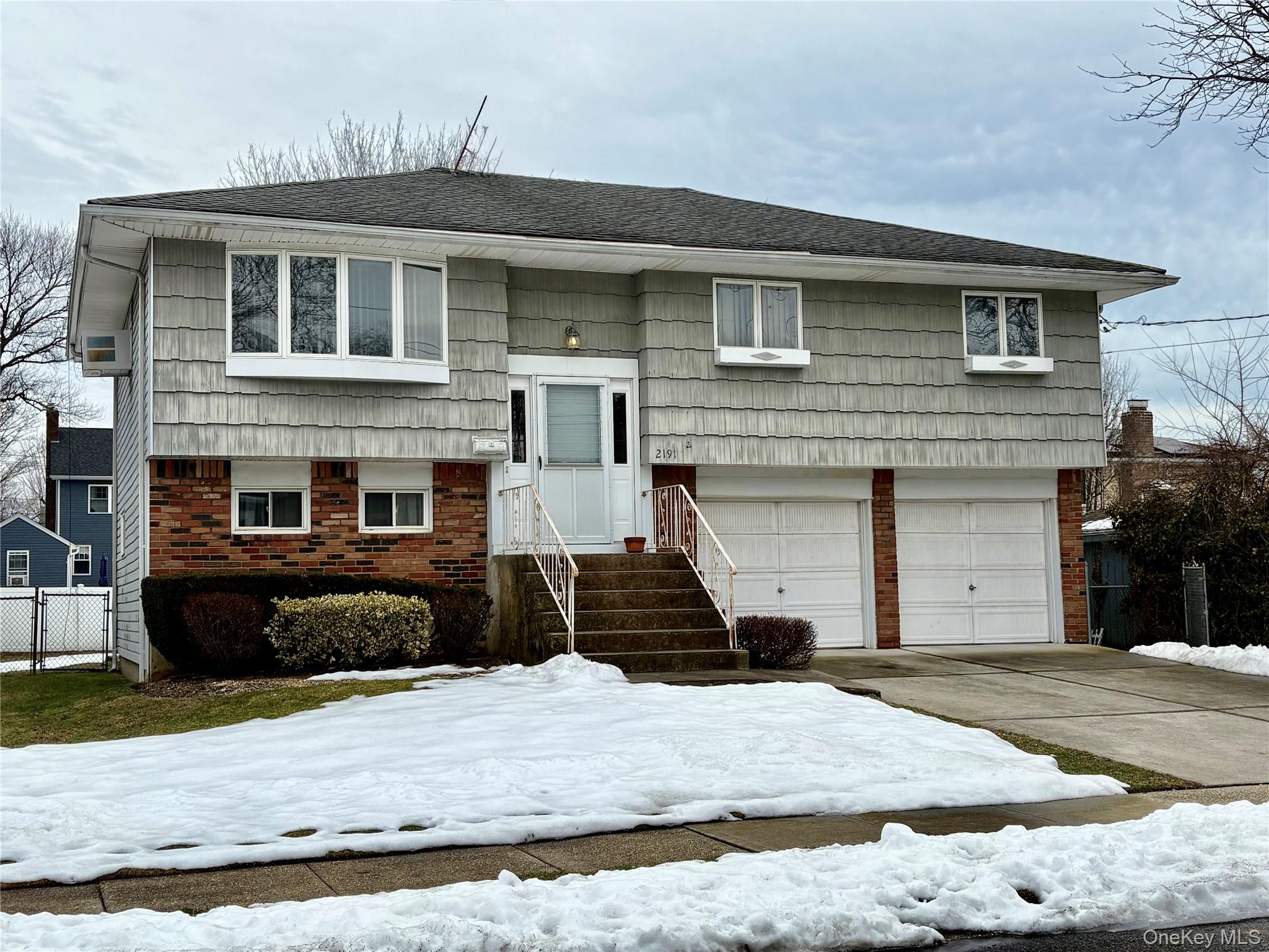 #1 photo, 2191 Walsall Street, नासाउ काउंटी Seaford , NY 11783