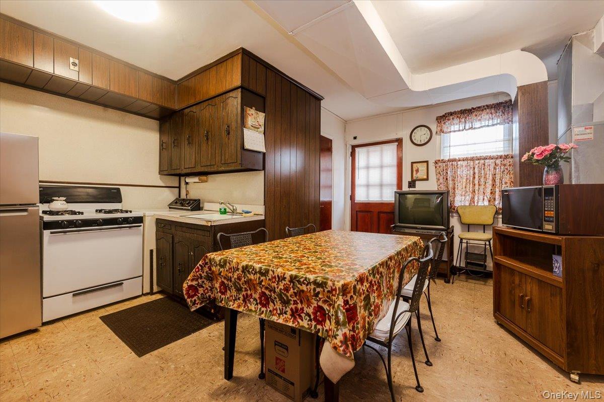 #16 photo, 276 Brinsmade Avenue, Bronx , NY 10465