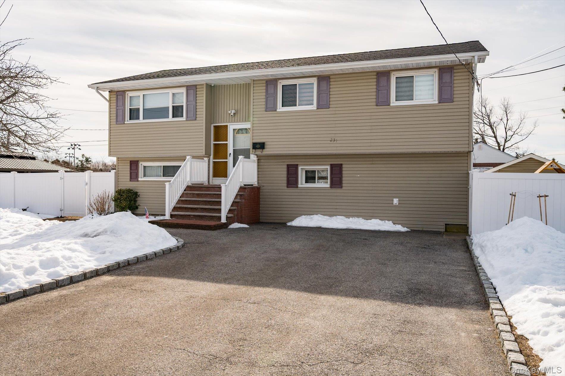 #1 photo, 231 3rd Street, 롱 아일랜드 Lindenhurst , NY 11757