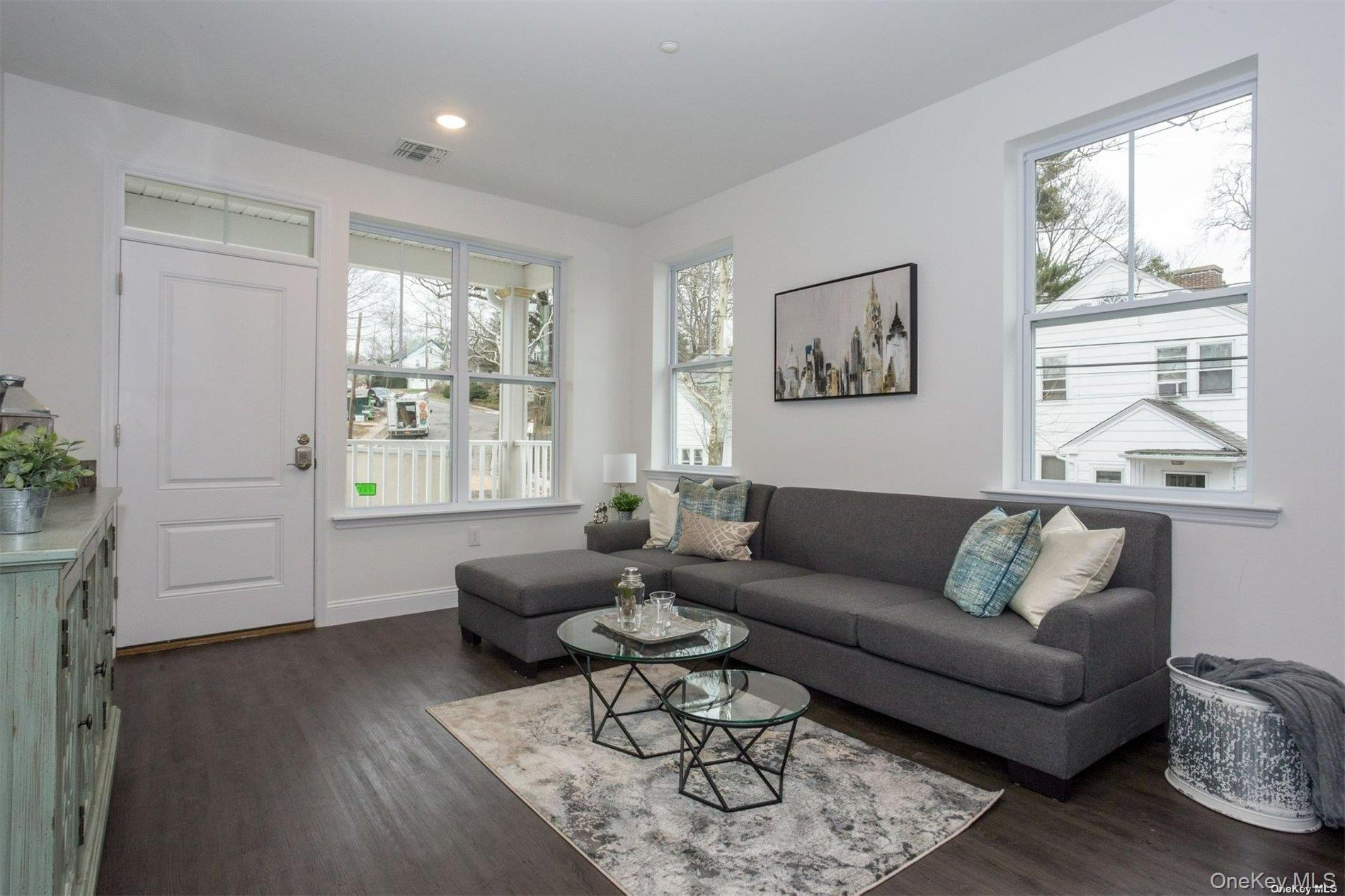 #3 photo, 1046 New York Avenue, 롱 아일랜드 Huntington Station , NY 11746