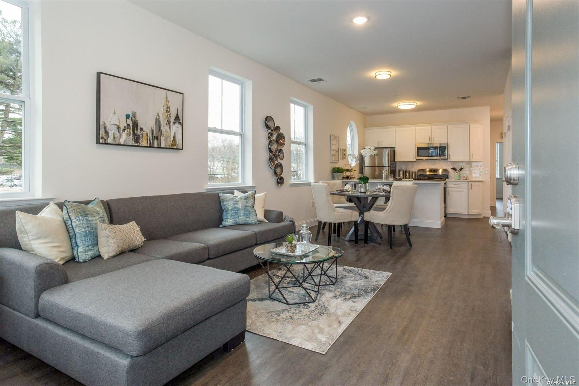 #4 photo, 1046 New York Avenue, 롱 아일랜드 Huntington Station , NY 11746