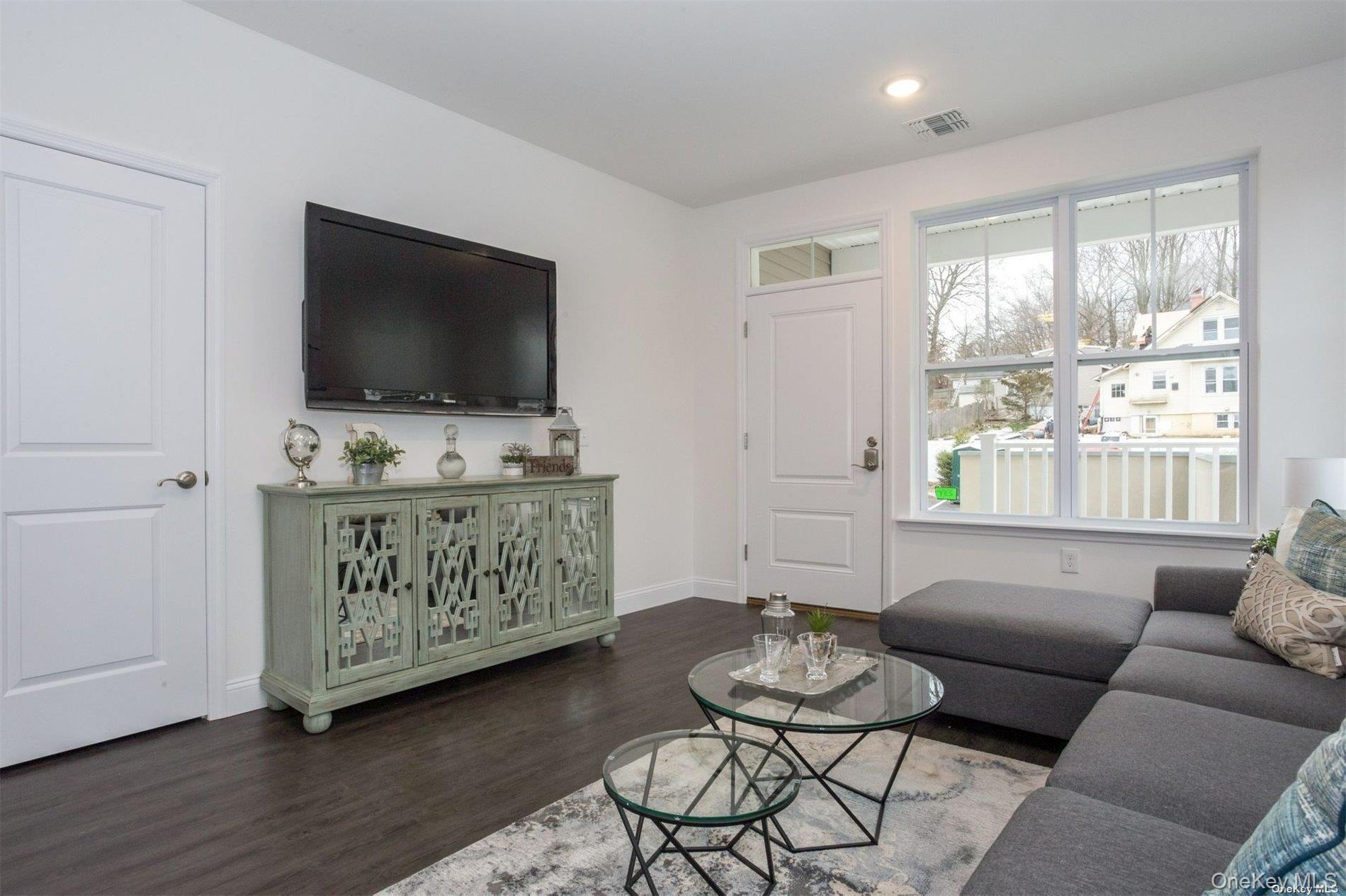 #6 photo, 1046 New York Avenue, 롱 아일랜드 Huntington Station , NY 11746