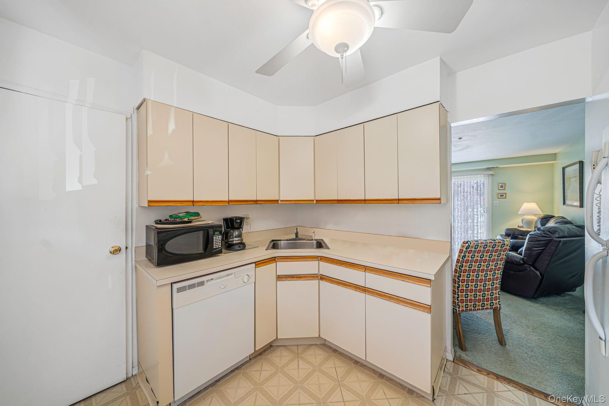 #4 photo, 8 Juniper Court, 롱 아일랜드 Selden , NY 11784