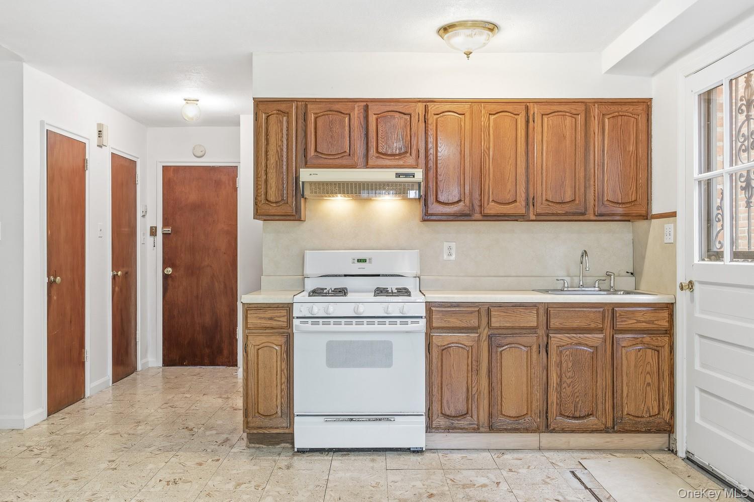 #5 photo, 2323 32nd Street, Куинс ‖ Astoria , NY 11105