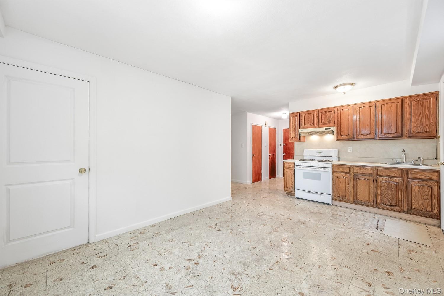 #6 photo, 2323 32nd Street, Куинс ‖ Astoria , NY 11105