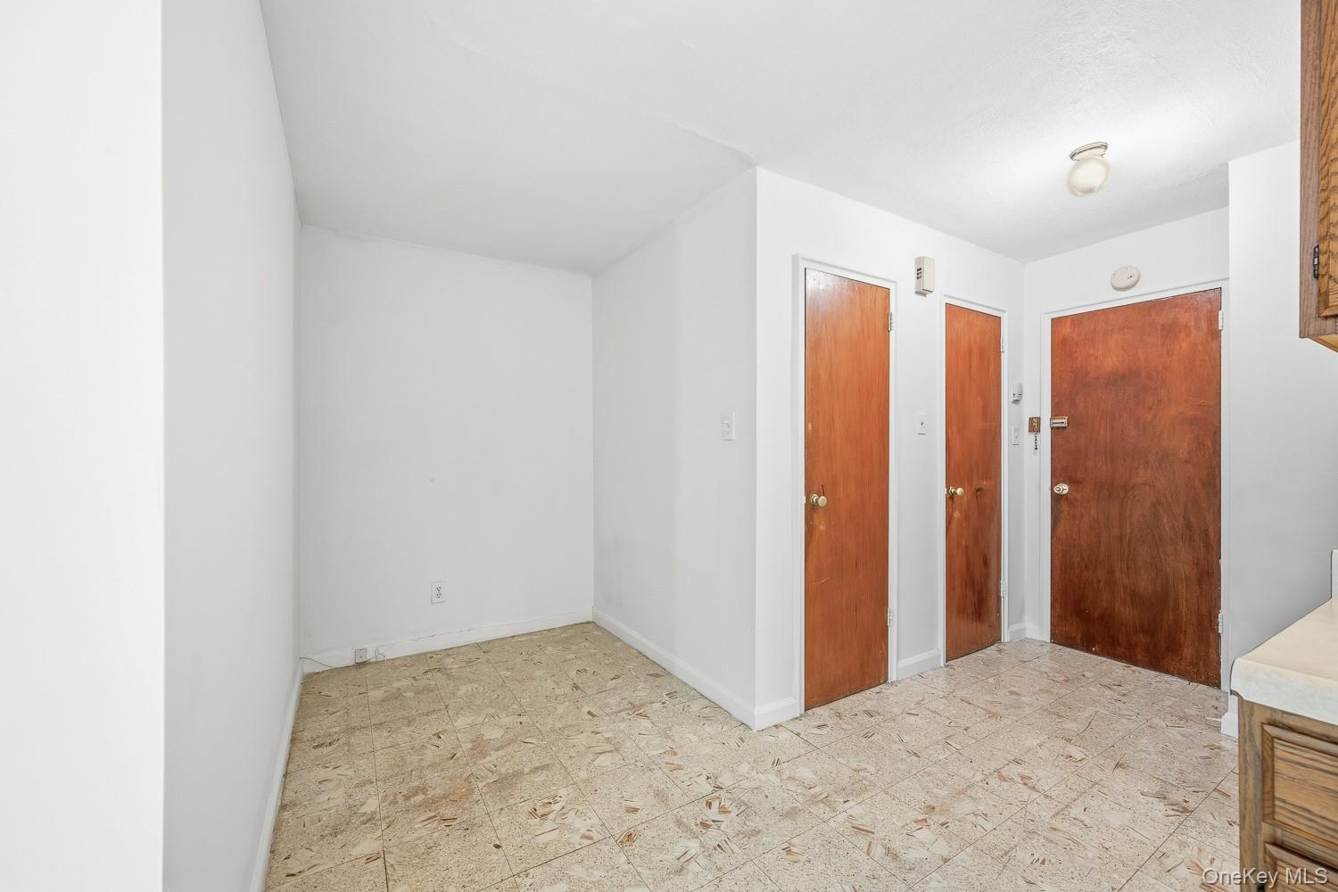 #7 photo, 2323 32nd Street, Куинс ‖ Astoria , NY 11105