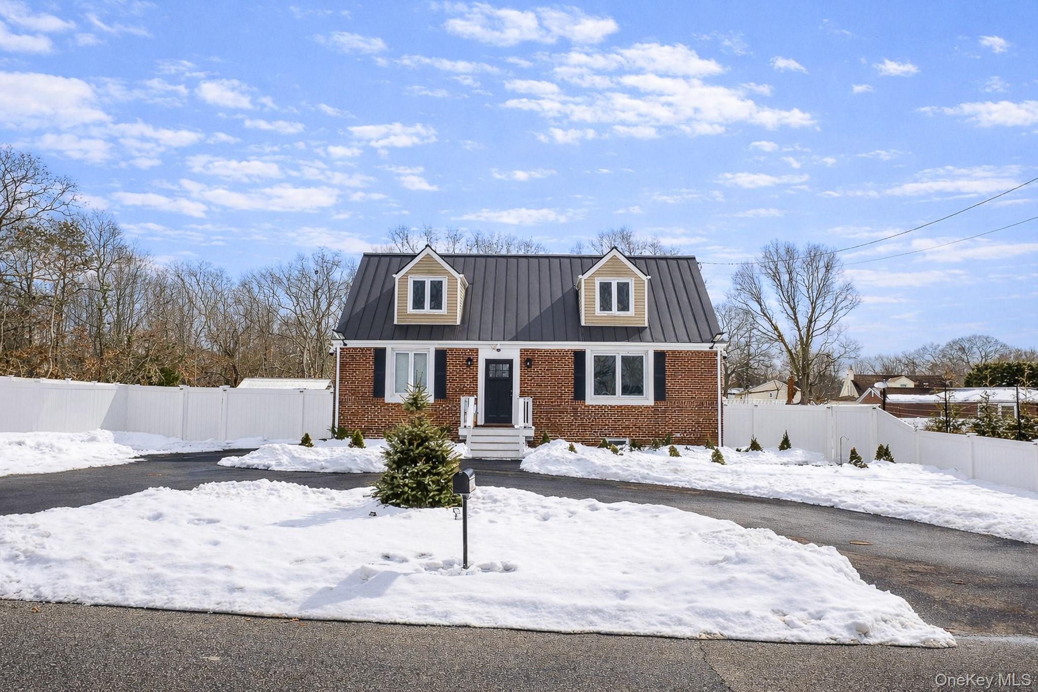 #1 photo, 4 Riverside Avenue, 롱 아일랜드 Mastic Beach , NY 11951