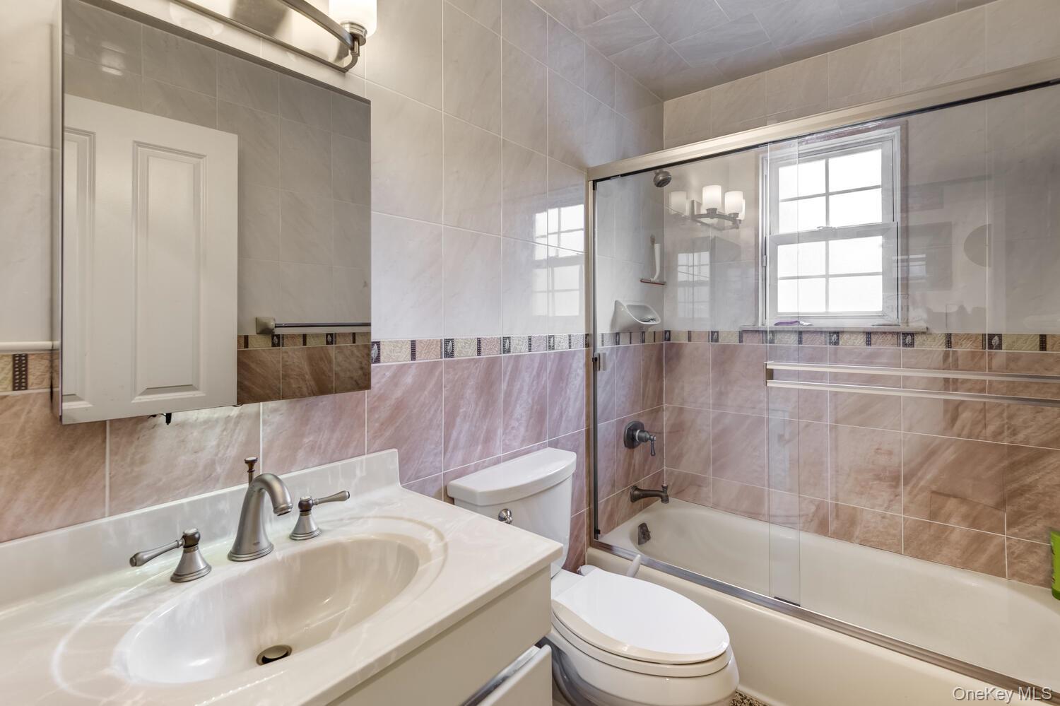 #15 photo, 18 Loring Road, מחוז נסאו Levittown , NY 11756