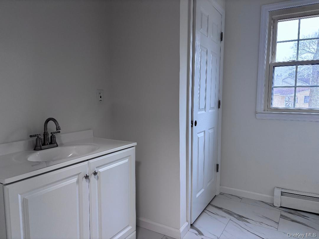 #10 photo, 307 Norwalk Avenue, サフォーク郡 Medford , NY 11763