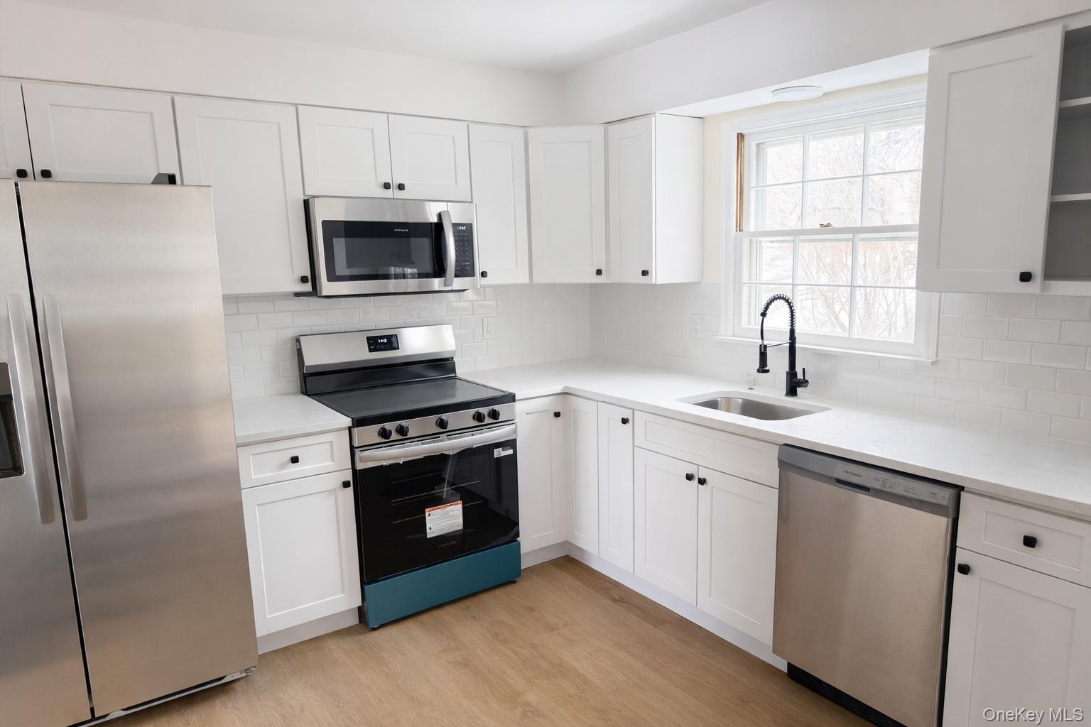 #3 photo, 307 Norwalk Avenue, 롱 아일랜드 Medford , NY 11763