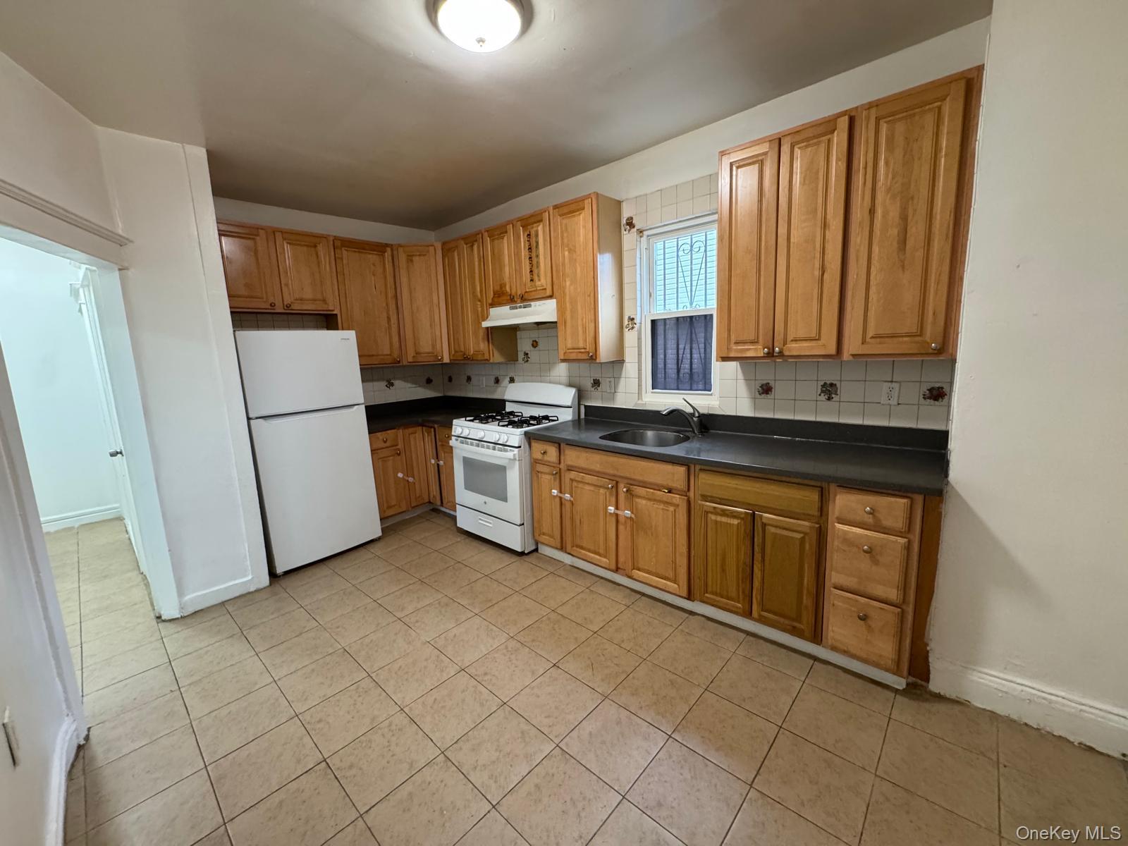 #2 photo, 2724 Gillmore Street, 뉴욕퀸즈 East Elmhurst , NY 11369