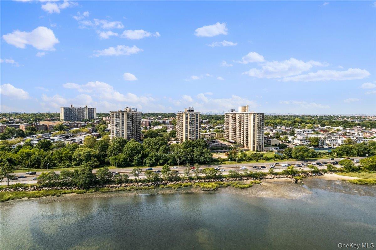 #1 photo, 18-15 215th Street, קווינס Bayside , NY 11360