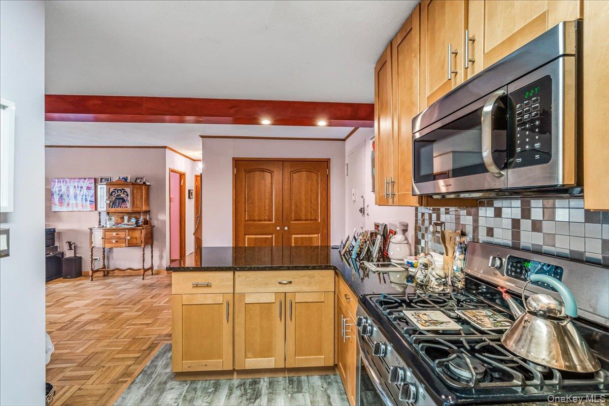 #2 photo, 18-15 215th Street, קווינס Bayside , NY 11360