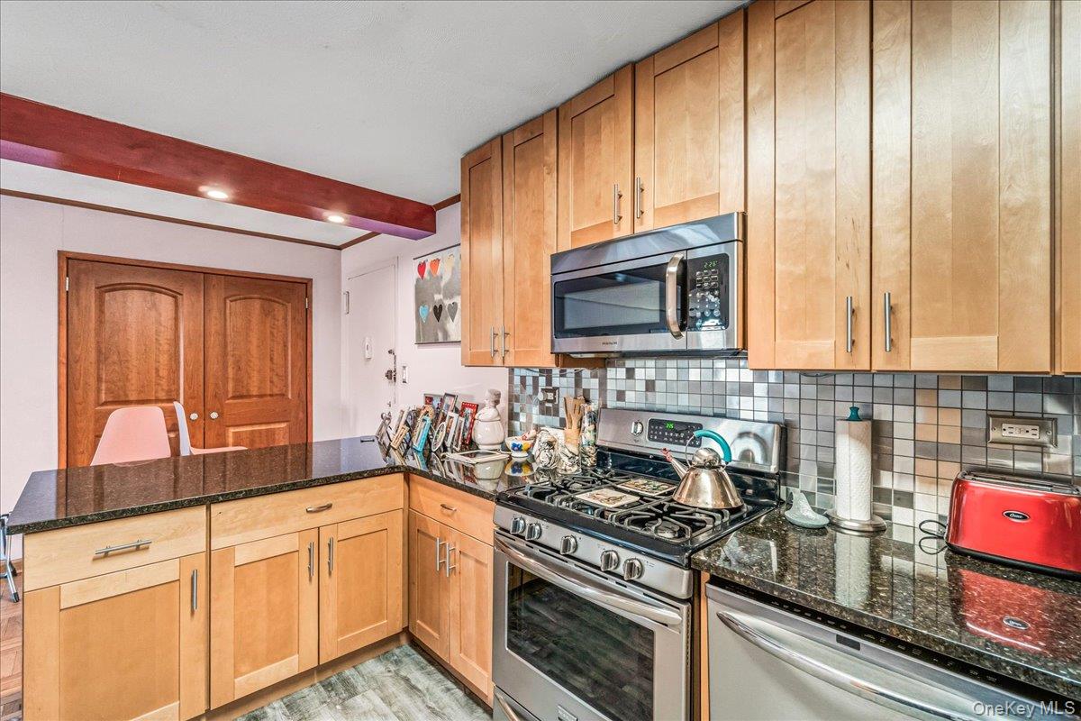 #3 photo, 18-15 215th Street, קווינס Bayside , NY 11360