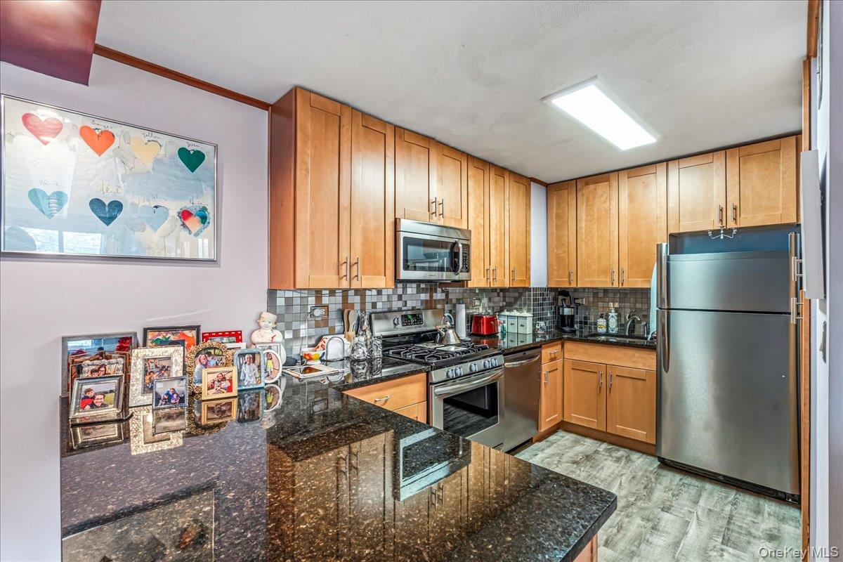 #4 photo, 18-15 215th Street, קווינס Bayside , NY 11360