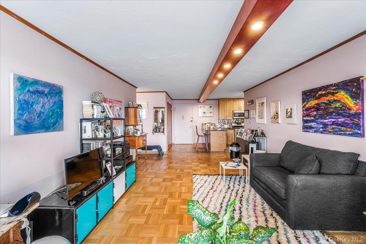 #5 photo, 18-15 215th Street, קווינס Bayside , NY 11360