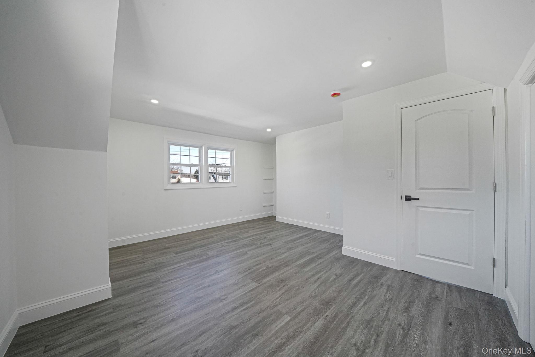 #12 photo, 30 Jean Drive, Саффолк ‖ North Babylon , NY 11703