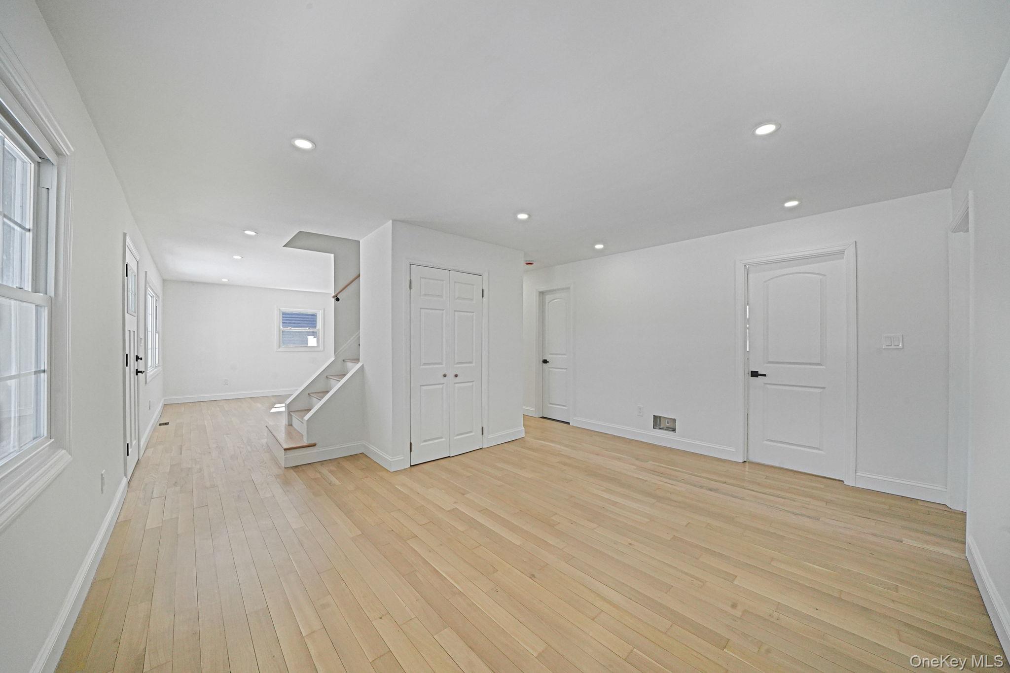 #4 photo, 30 Jean Drive, Саффолк ‖ North Babylon , NY 11703