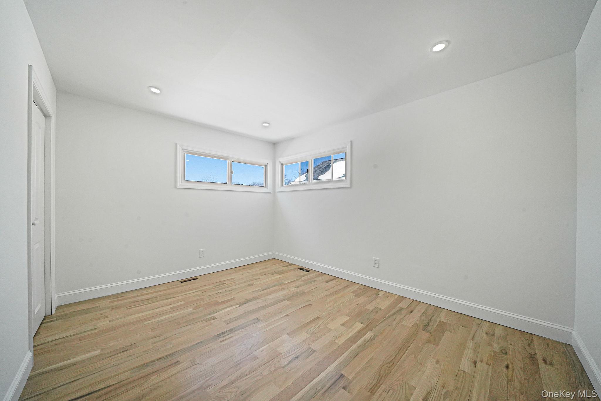 #7 photo, 30 Jean Drive, Саффолк ‖ North Babylon , NY 11703