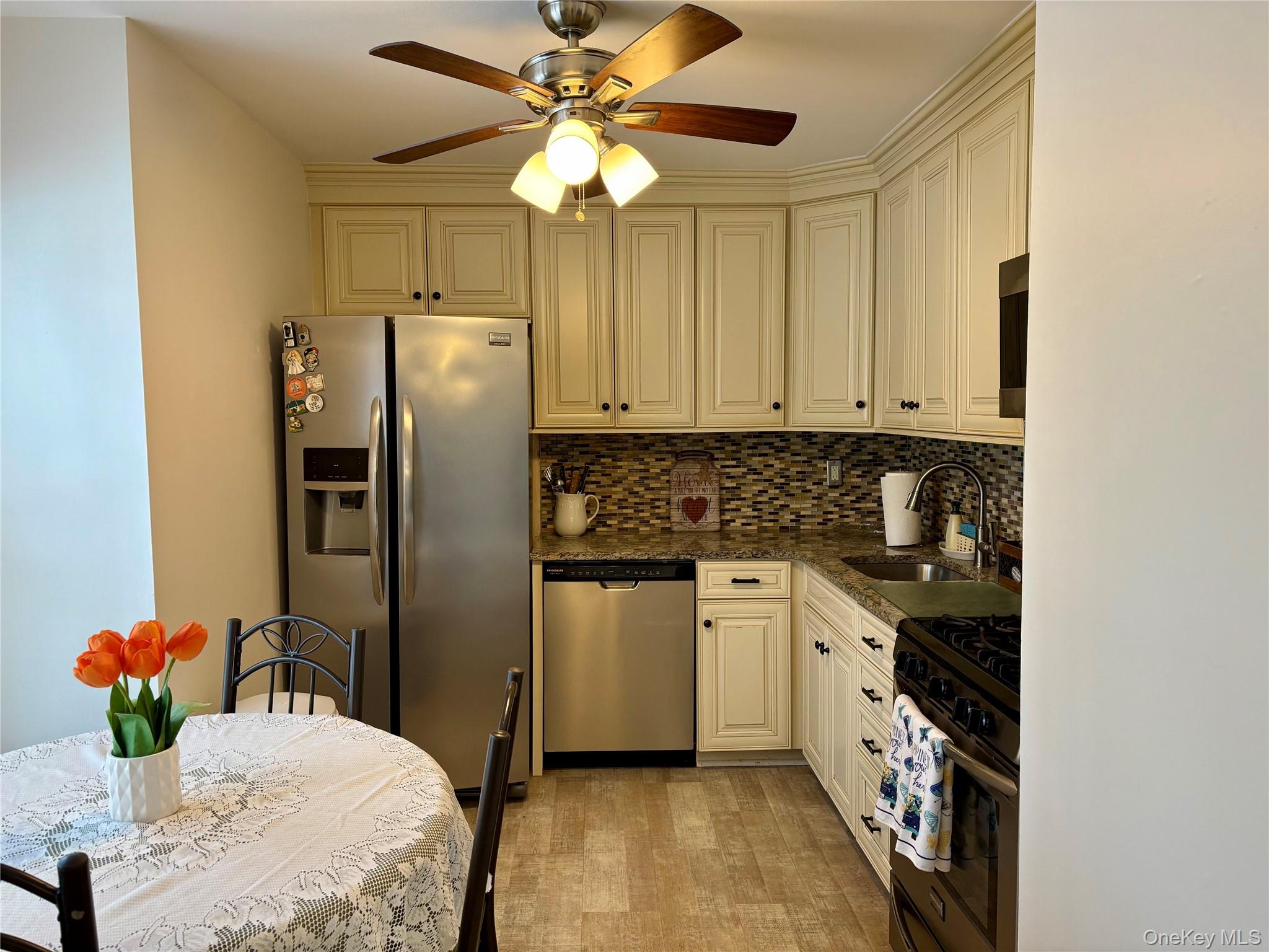 #4 photo, 9 Willow Ct, Selden , NY 11784