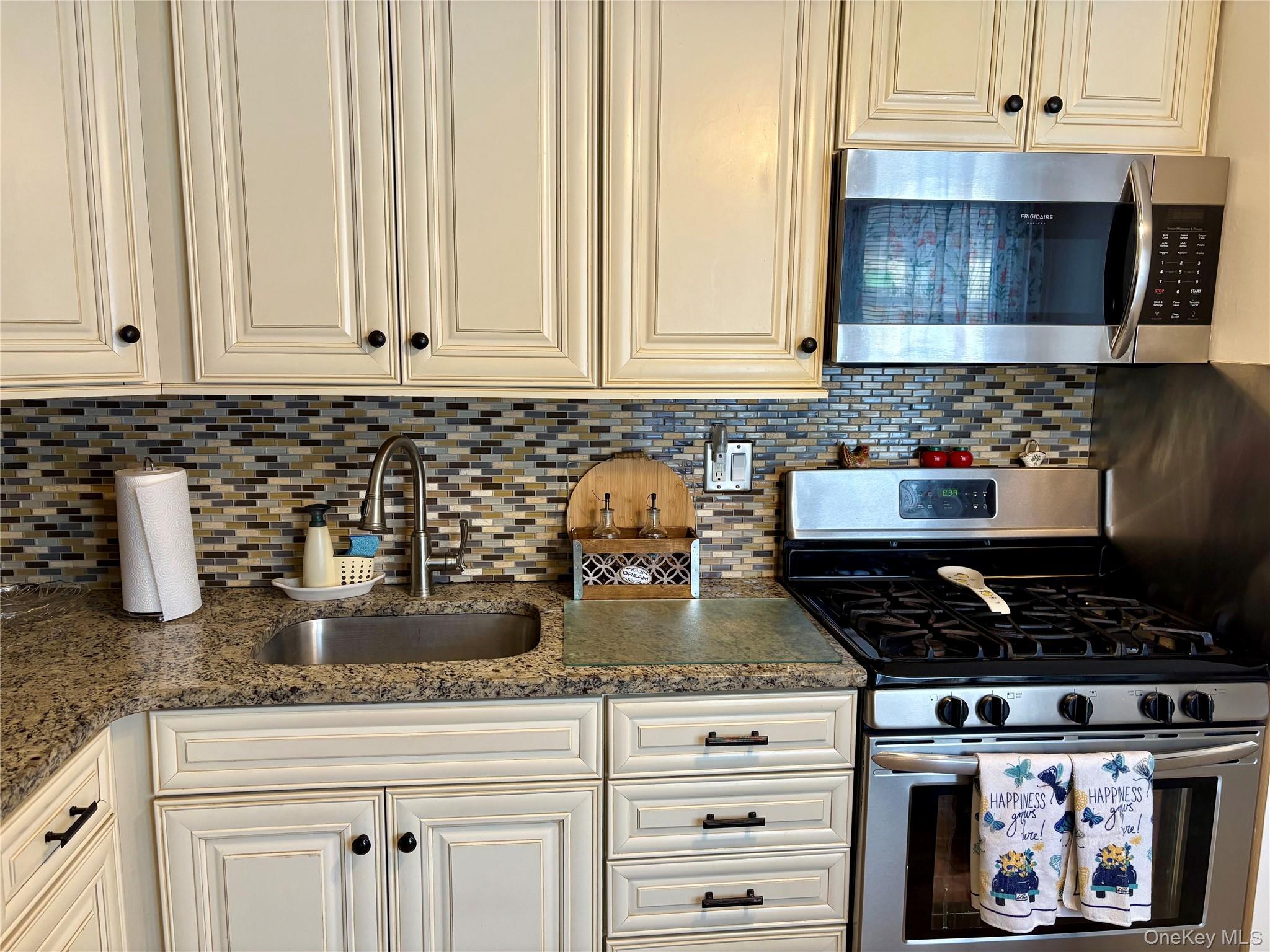 #5 photo, 9 Willow Ct, Selden , NY 11784