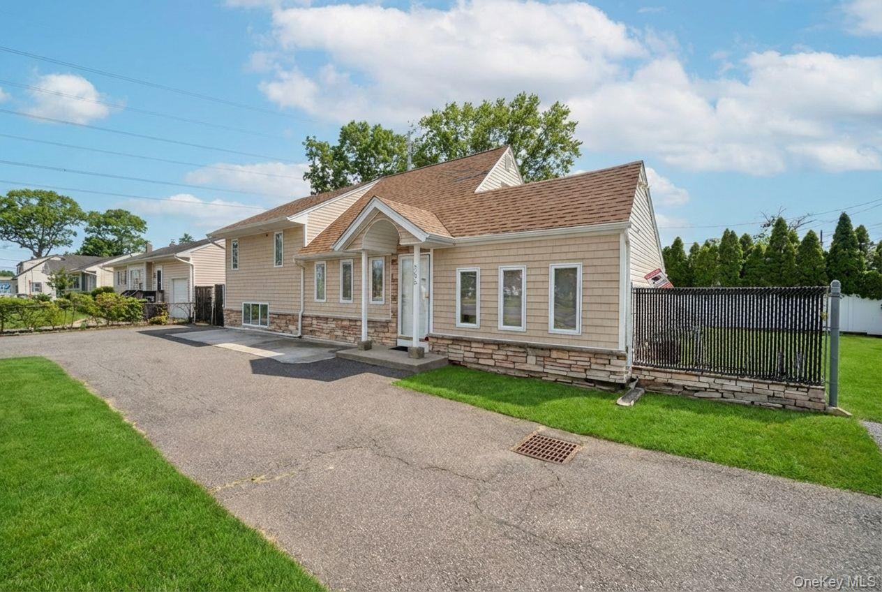 #2 photo, 266 Ronkonkoma Avenue, מחוז סאפוק Ronkonkoma , NY 11779