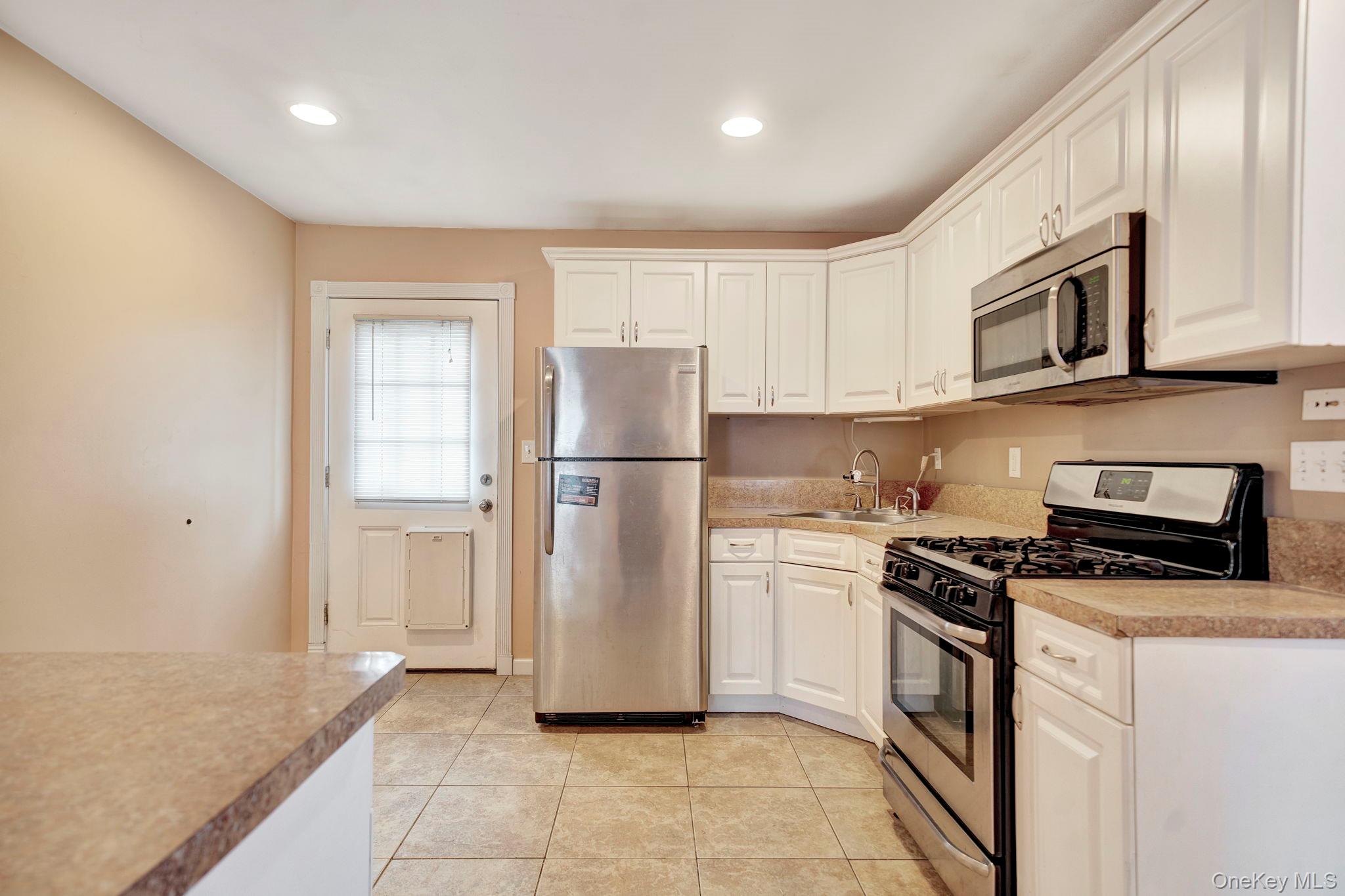 #20 photo, 266 Ronkonkoma Avenue, מחוז סאפוק Ronkonkoma , NY 11779