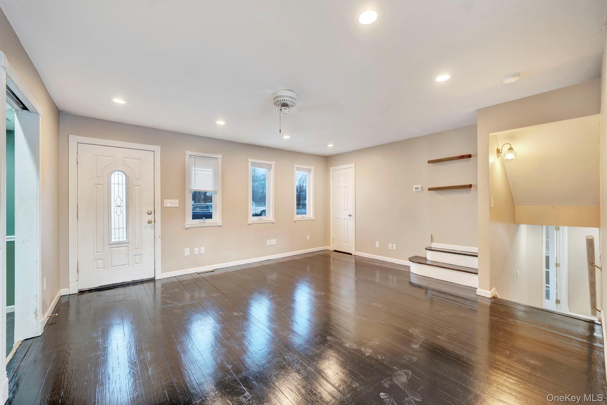 #4 photo, 266 Ronkonkoma Avenue, מחוז סאפוק Ronkonkoma , NY 11779