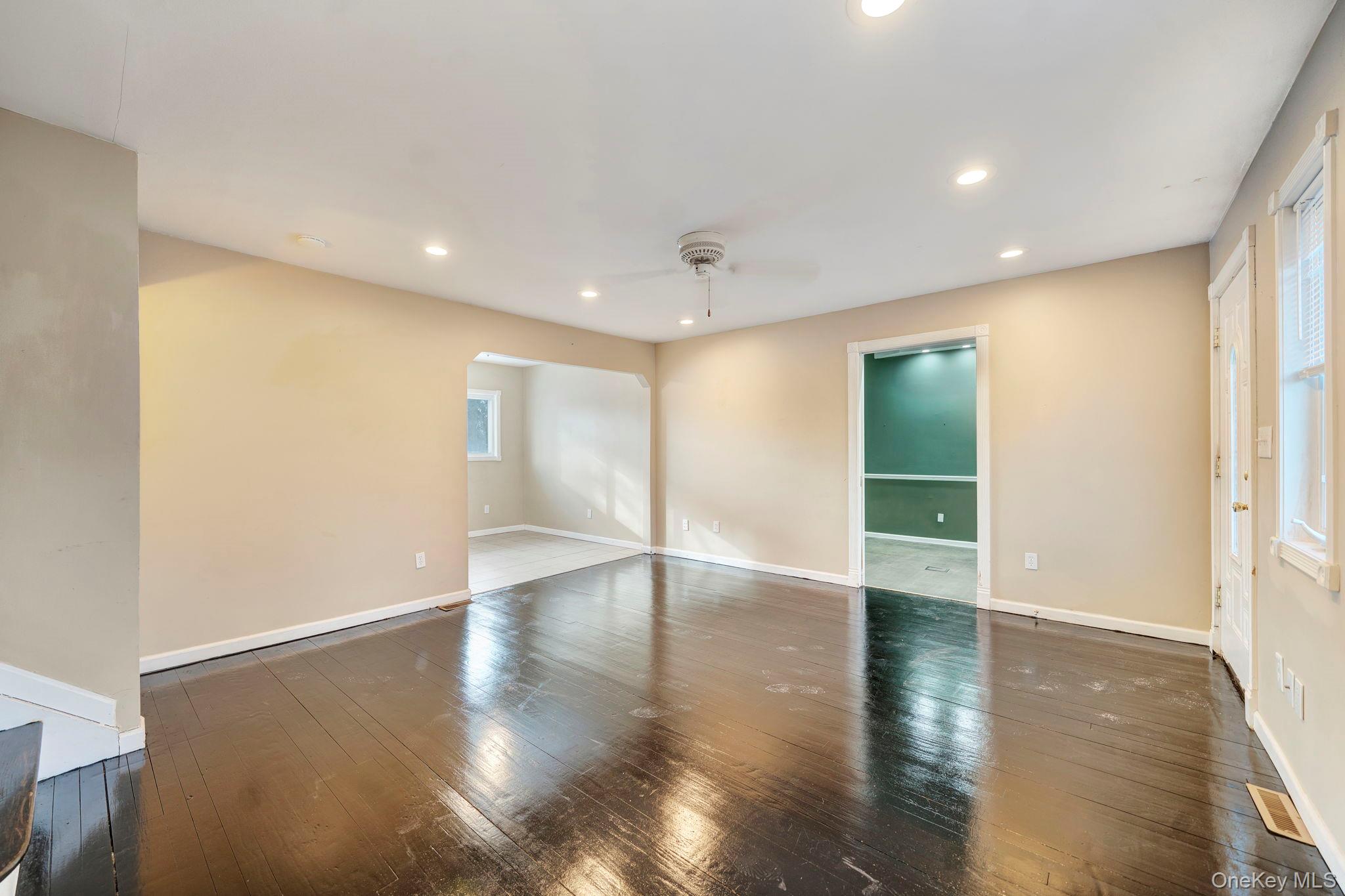 #5 photo, 266 Ronkonkoma Avenue, מחוז סאפוק Ronkonkoma , NY 11779