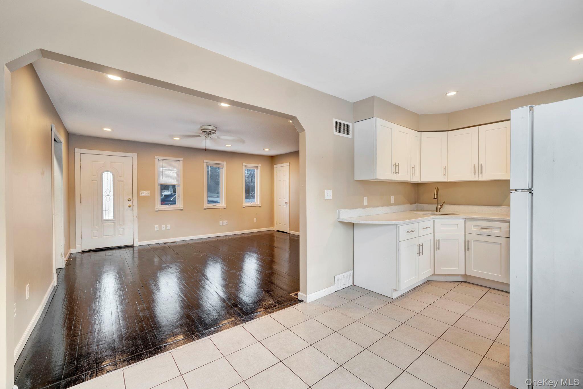 #7 photo, 266 Ronkonkoma Avenue, מחוז סאפוק Ronkonkoma , NY 11779