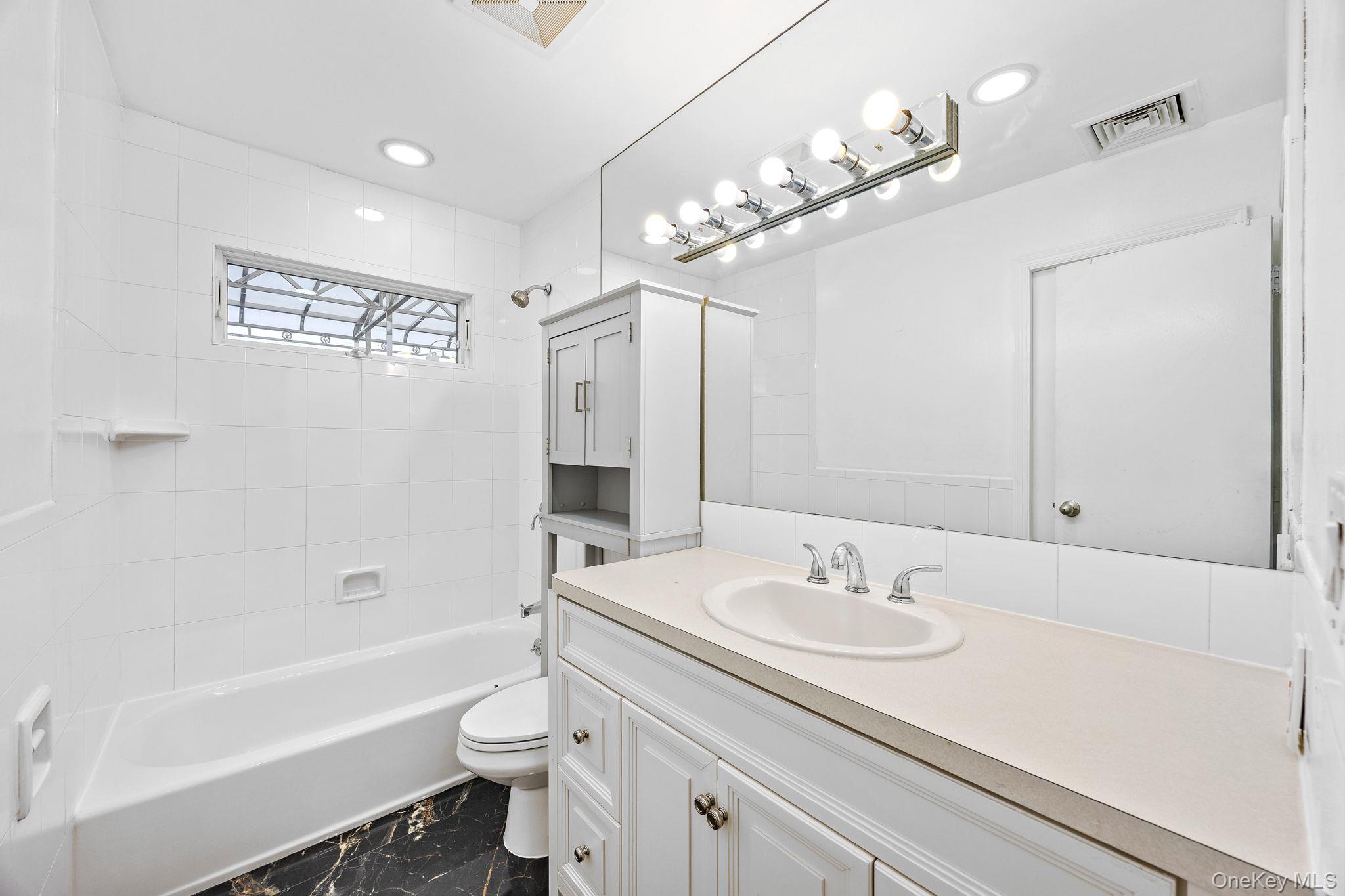 #8 photo, 14 Hilton Court, Hicksville , NY 11801