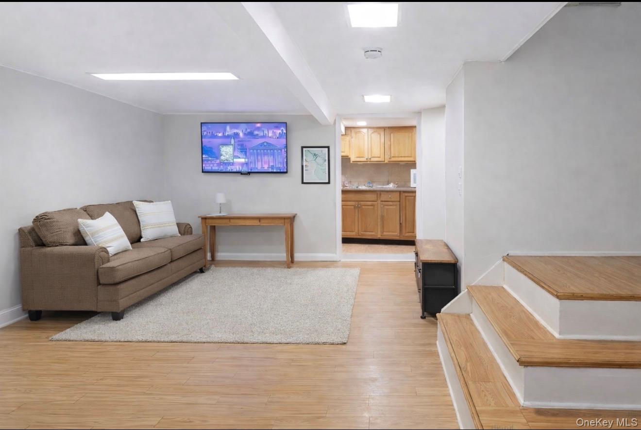 #17 photo, 1925 Radcliff Avenue, Bronx , NY 10462