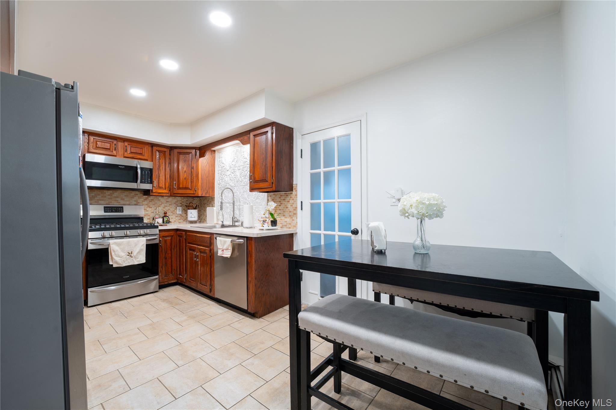 #6 photo, 1925 Radcliff Avenue, Bronx , NY 10462