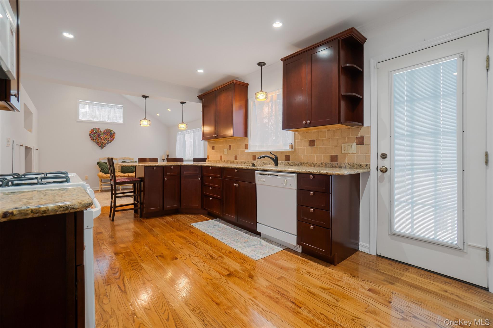 #11 photo, 30 Gifford Avenue, नासाउ काउंटी Oceanside , NY 11572