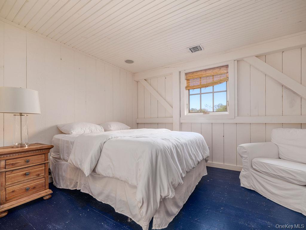 #12 photo, 29500 Main Rd, Cutchogue , NY 11935