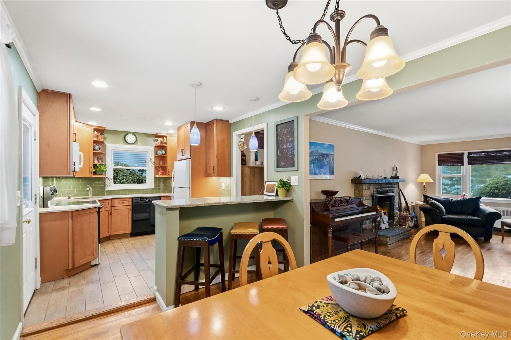 #10 photo, 16 Newmarket Road, Syosset , NY 11791