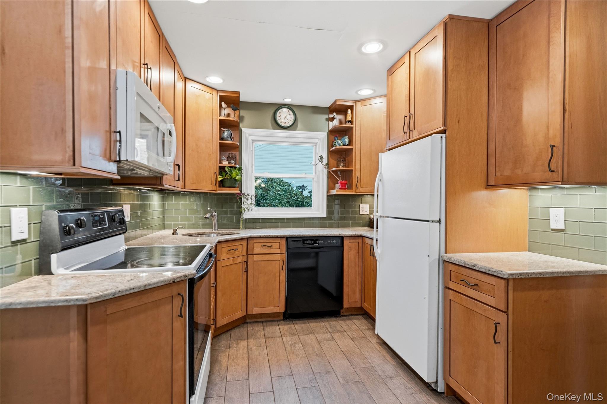 #13 photo, 16 Newmarket Road, Syosset , NY 11791