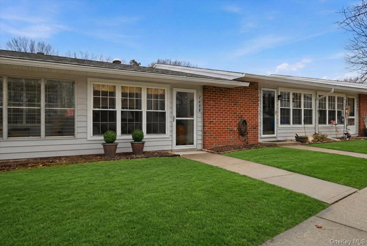 #2 photo, 260 Newcastle Court, Саффолк ‖ Ridge , NY 11961