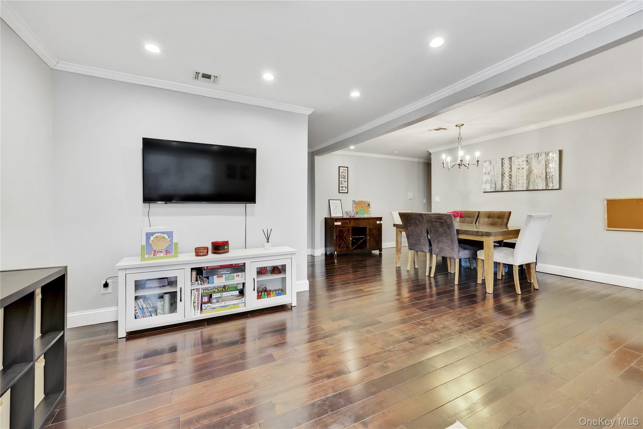 #11 photo, 1201 E Broadway, Hewlett , NY 11557