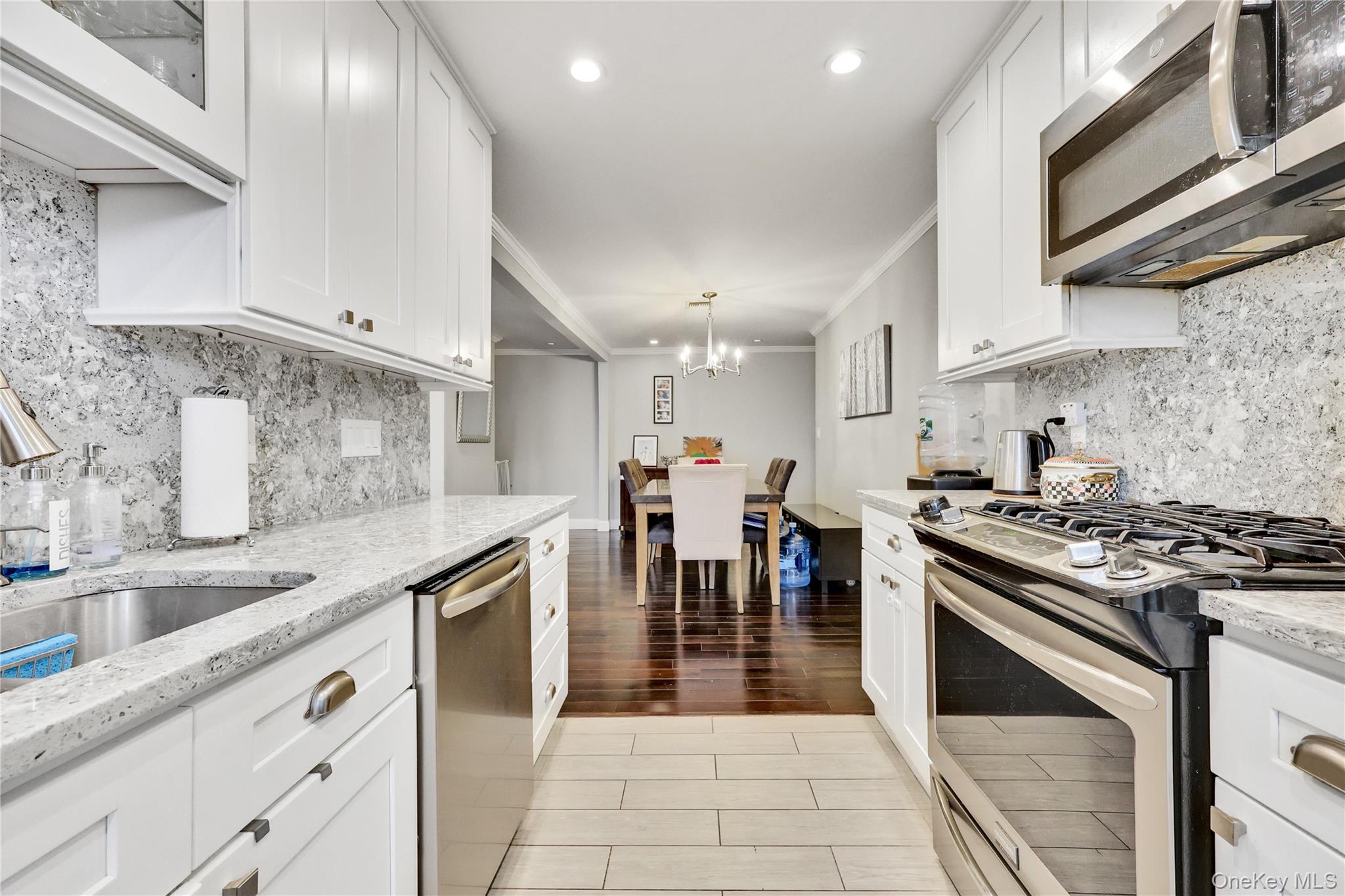 #17 photo, 1201 E Broadway, Hewlett , NY 11557