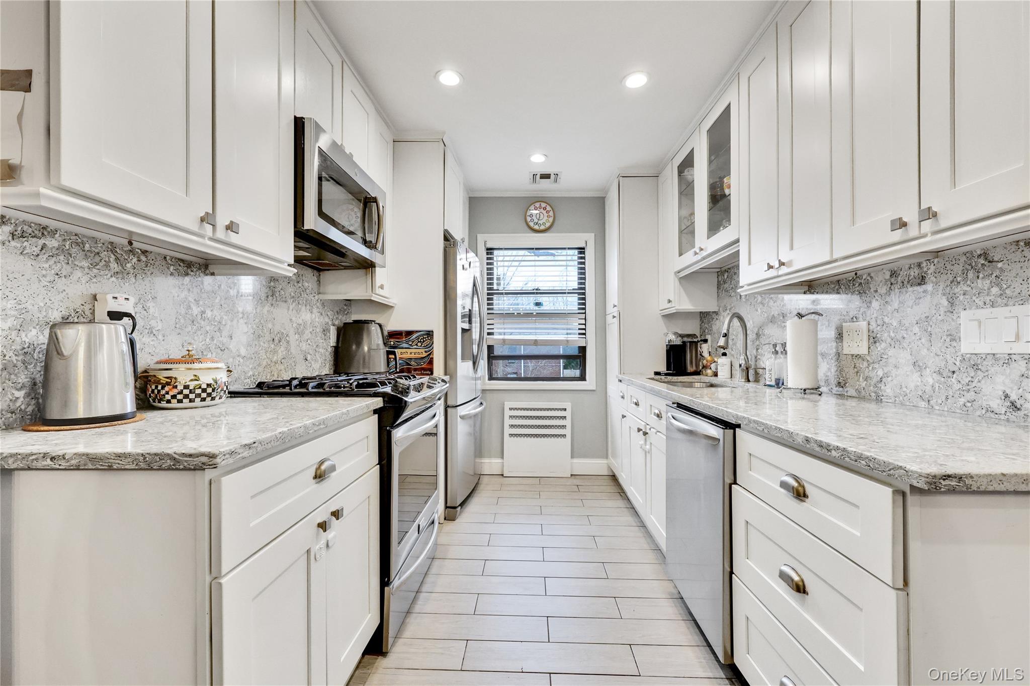 #20 photo, 1201 E Broadway, Hewlett , NY 11557