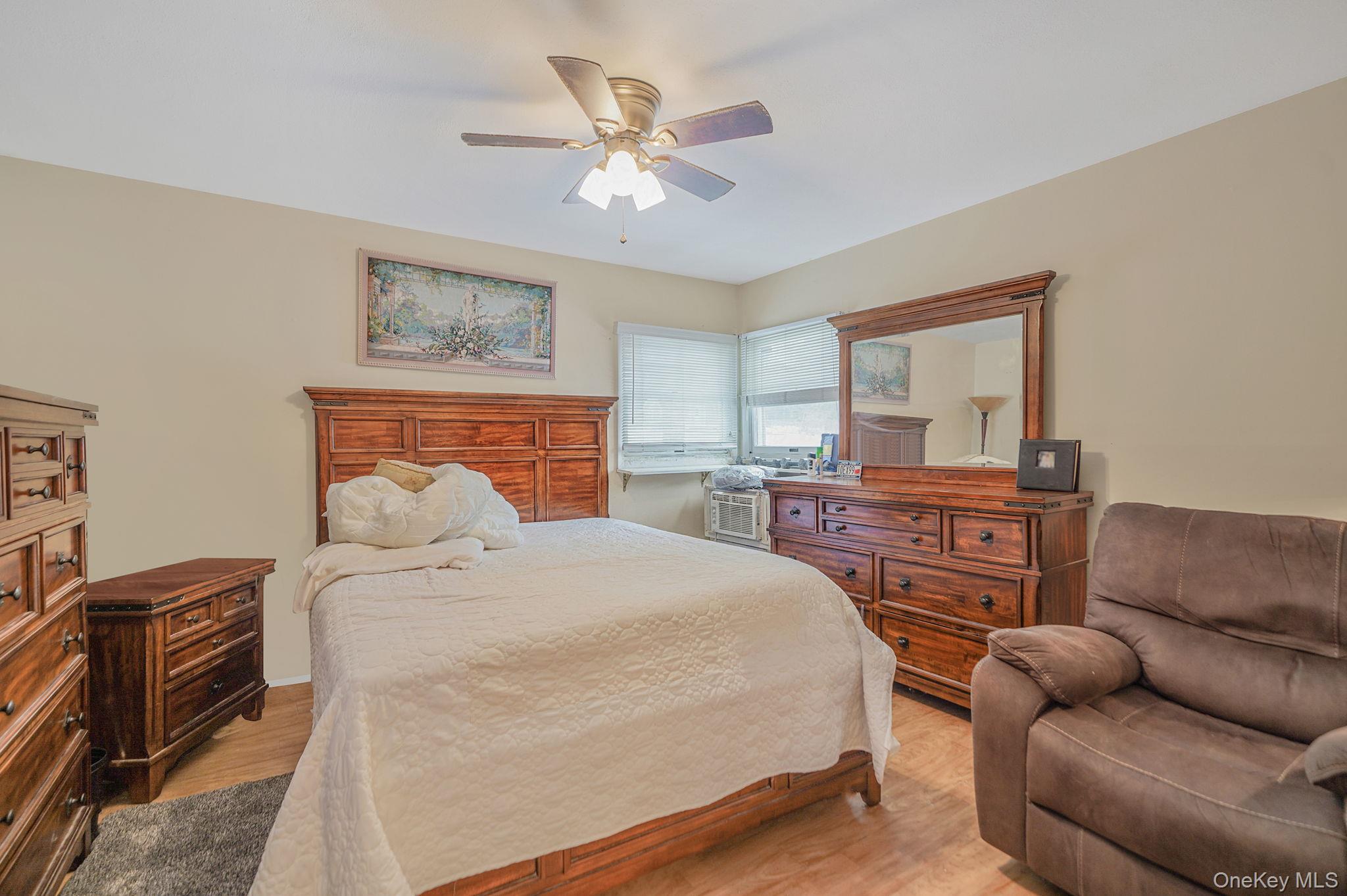 #8 photo, 24 New Highway, Commack , NY 11725