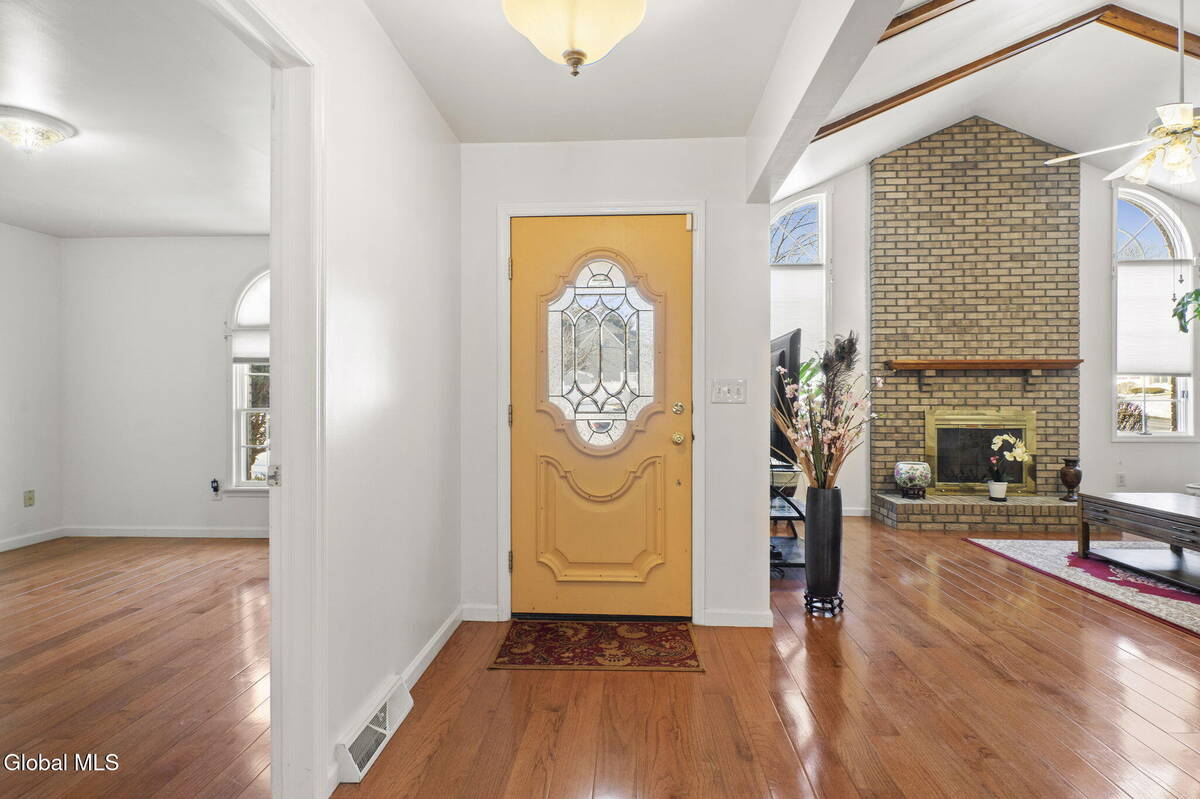 #4 photo, 28 Dogwood Lane, Colonie , NY 12211