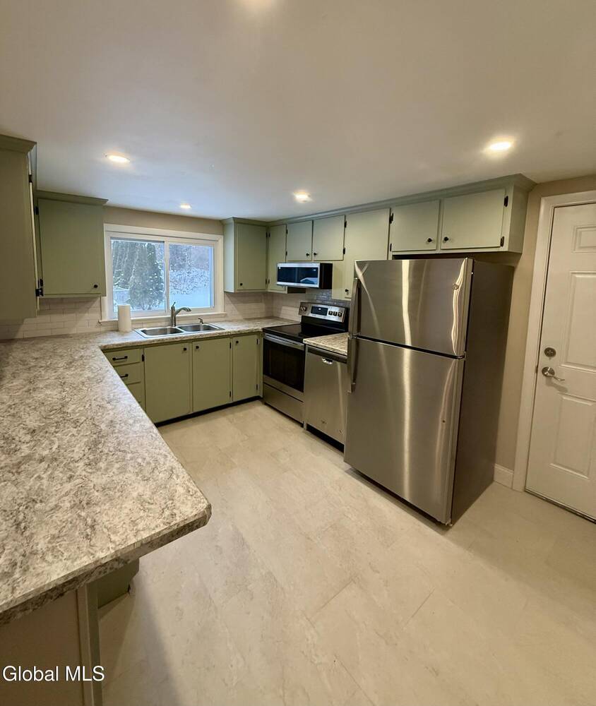 #10 photo, 2 Pinewood Court, Ballston , NY 12027