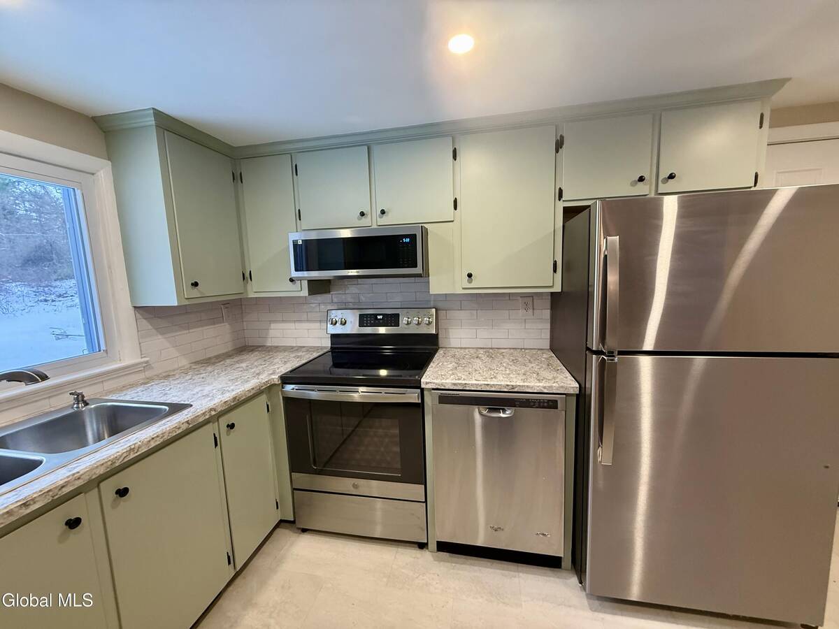 #12 photo, 2 Pinewood Court, Ballston , NY 12027