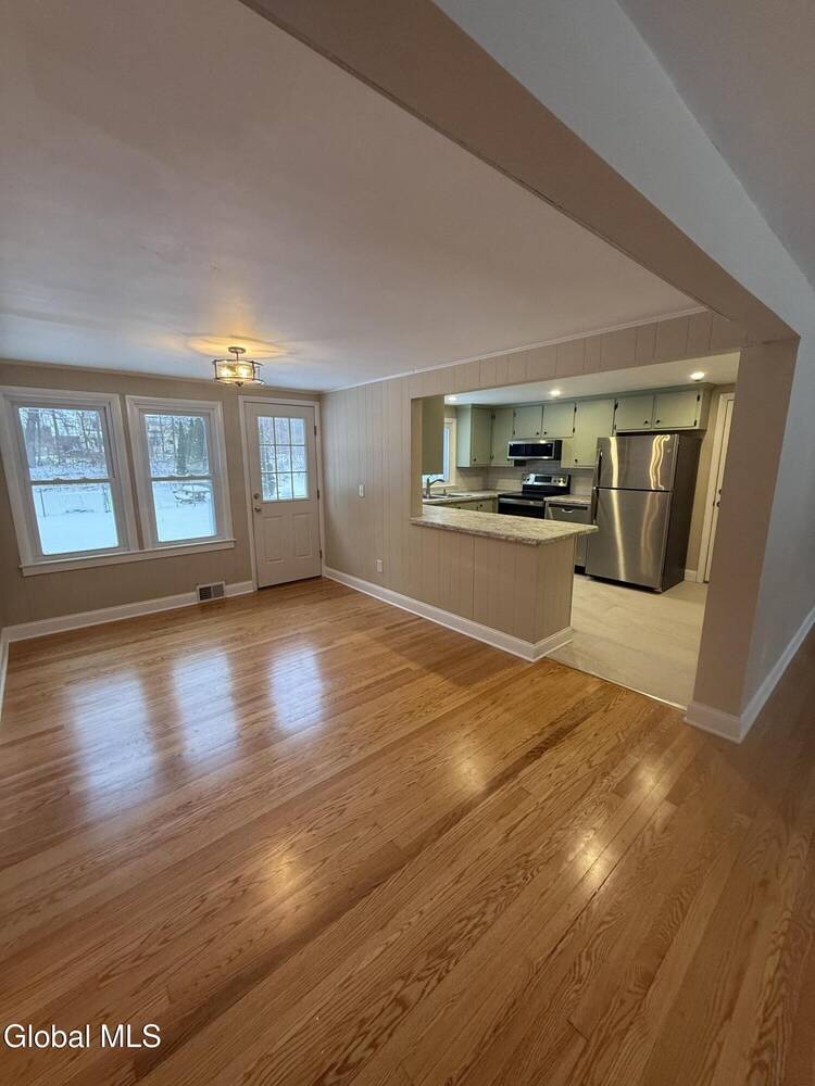 #8 photo, 2 Pinewood Court, Ballston , NY 12027