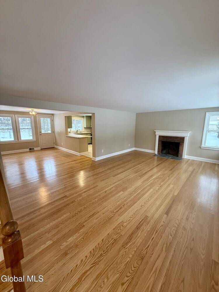 #9 photo, 2 Pinewood Court, Ballston , NY 12027